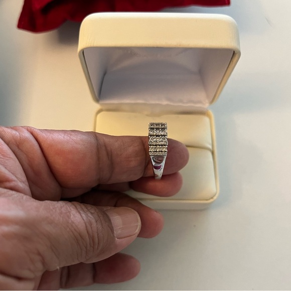 Genuine Diamond ring set in pure sterling silver. Silver size 8. - Picture 2 of 7